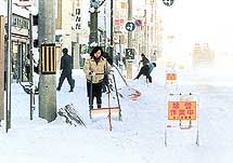 流雪溝へ投雪する住民