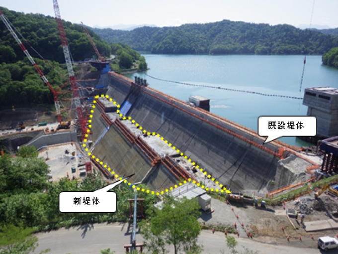 嵩上げ工事中の新桂沢ダム写真（撮影日　平成30年）