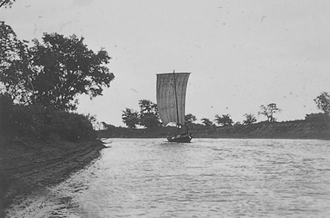 明治23年就航し石狩川の水上交通機関として使われた帆船。明治41年頃