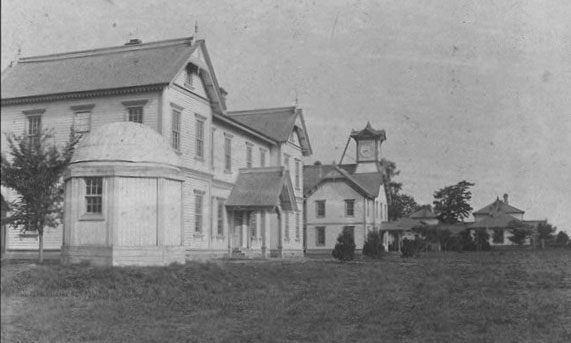北側より見た札幌農学校校舎（天文台、北講堂、演武場、寄宿舎）明治23年頃