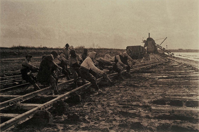昭和3年頃の掘削機土取場線路移動作業