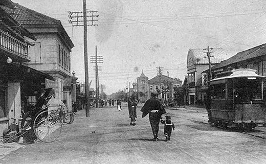 札幌南1条停車場通りを走る馬鉄（北海道大学附属図書館蔵）