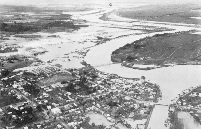 昭和36年洪水の月形町市街。写真中央は月形橋（「昭和36年7月洪水石狩川水害状況写真集」より） 