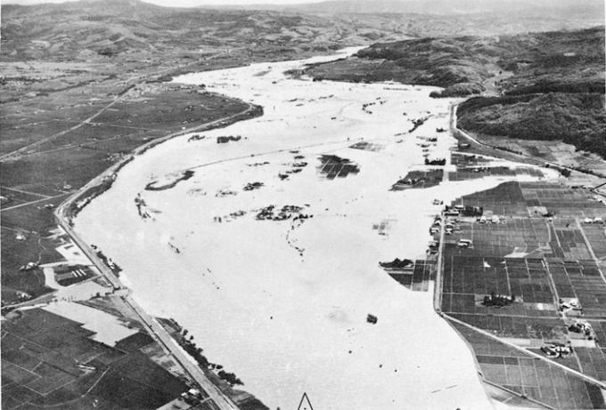 昭和37年洪水の空知川。滝川市東滝川地区（右岸）と砂川市富平地区（左岸）の氾濫（「昭和37年8月洪水石狩川水害状況写真集」より）  