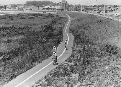 昭和47年頃の札幌市南区真駒内付近の豊平川サイクリングロード（札幌市写真ライブラリー蔵）