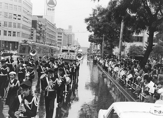 北海道札幌100年記念パレード。大通西3丁目付近（札幌市写真ライブラリー蔵）