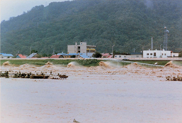 8月下旬洪水。豊平川22条橋上流で発生した孤立波（北海道開発協会蔵）
