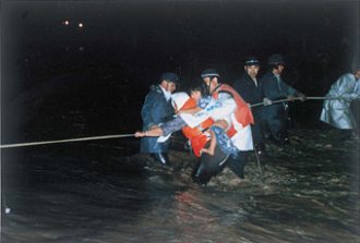 8月23日午後10時、漁川の氾濫で避難する住民（北海道開発協会蔵）