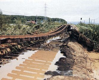 JR留萌本線の路床が流失 （「昭和63年8月25日水害写真集」より）