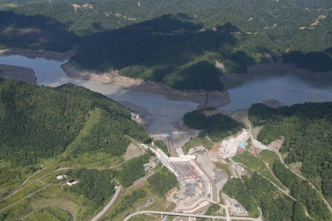 シューパロダムの建設が進む、大夕張ダムとシューパロ湖（石狩川開発建設部蔵）