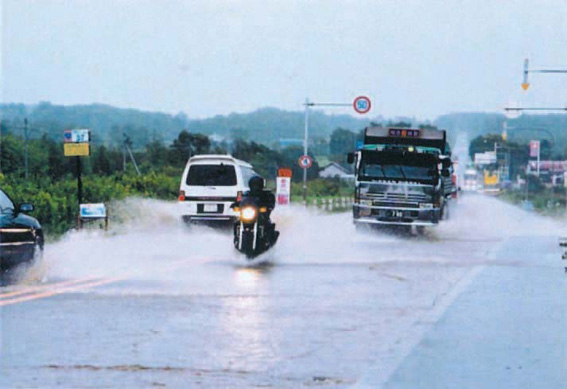 一般国道274号の道路冠水状況。長沼町（石狩川開発建設部蔵）