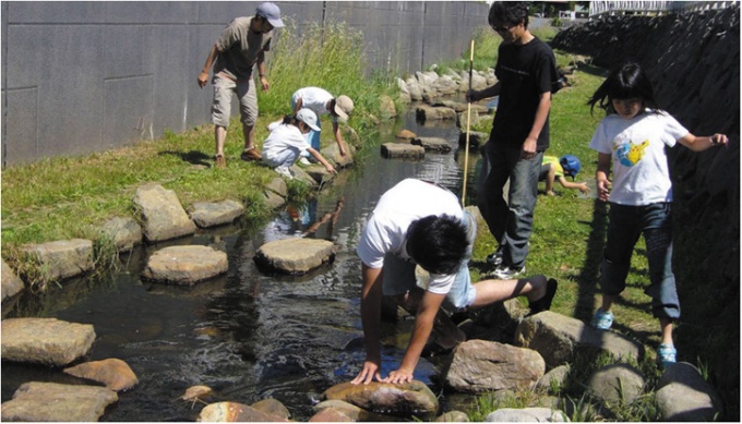 夏は子どもの遊び場・安春川