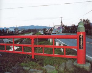 馬追運河から馬追丘陵を望む（石狩川の碑）