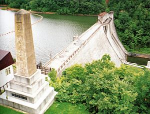 雨竜第一ダムと朱鞠内湖（石狩川の碑より）