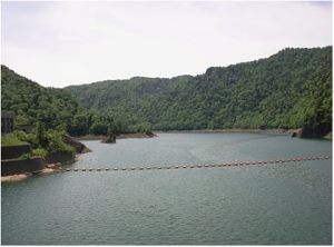 豊平峡ダムの完成で出現したエメラルドグリーンの定山湖