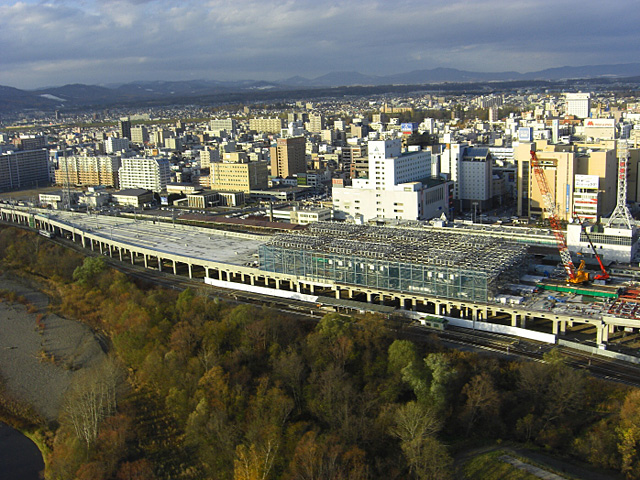 忠別川の河川空間に一次開業した旭川駅