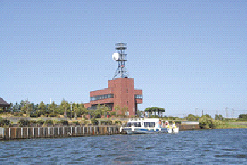 石狩地区地域防災施設（川の博物館）と調査船「弁天丸」