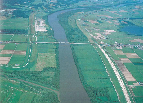 石狩川（大曲捷水路）と月形大橋