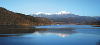北海道最高峰の旭岳が忠別湖面に映り込む