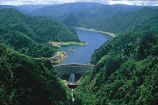 豊平峡ダムとダム管理用制御処理設備操作状況
