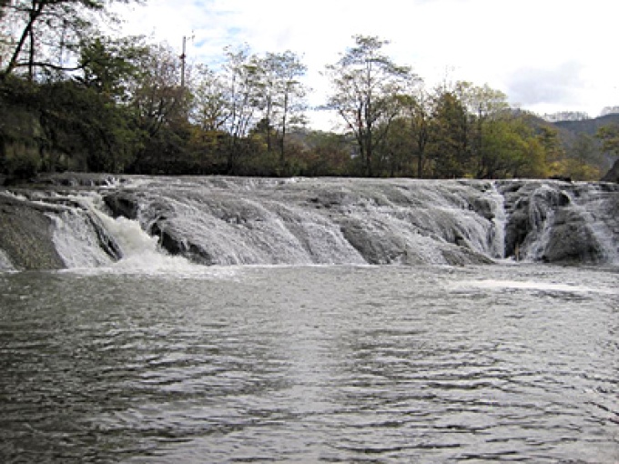 (1)　幾春別川から魚染めの滝を望む