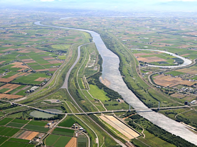 (3)　上空から幾春別川新水路、石狩川を望む