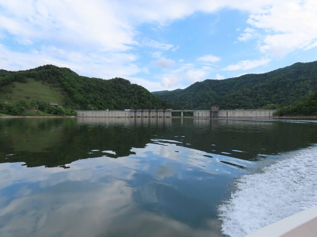湖面から見た滝里ダム