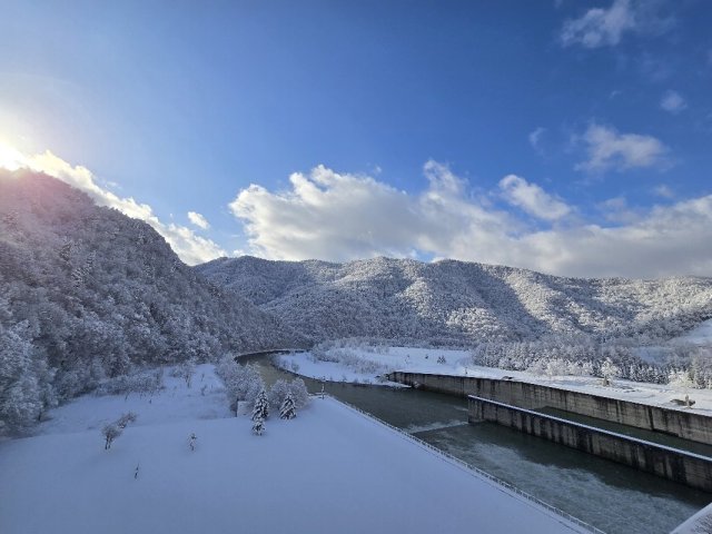 滝里ダム堤頂から下流を望む