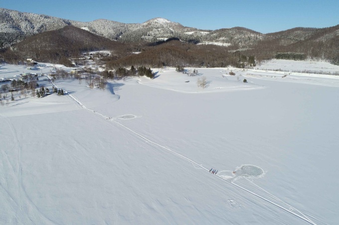 白銀の湖面に作った2つのアイスカルーセル