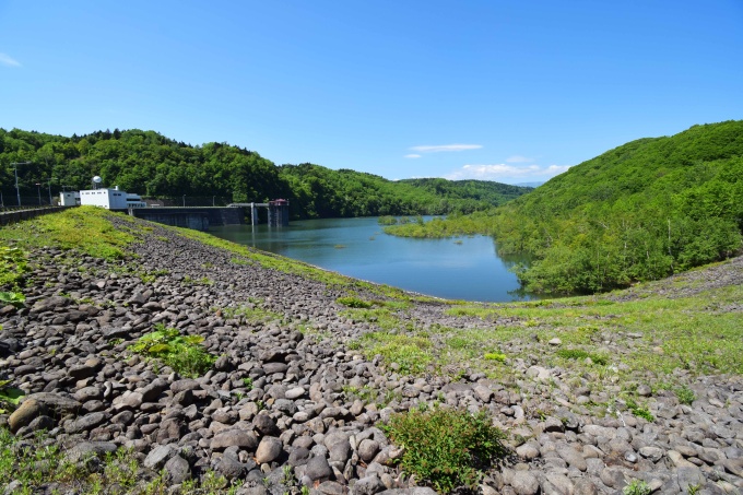 堤頂から撮影したダムと湖の写真