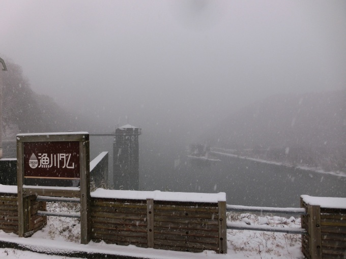 初積雪のダムの写真
