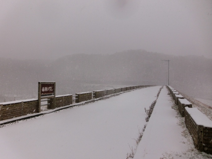 初積雪のダムの写真