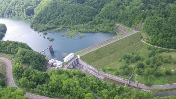 ダム管理支所とダム湖
