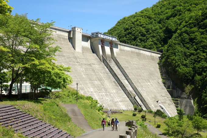 登山へ向かう人々画像