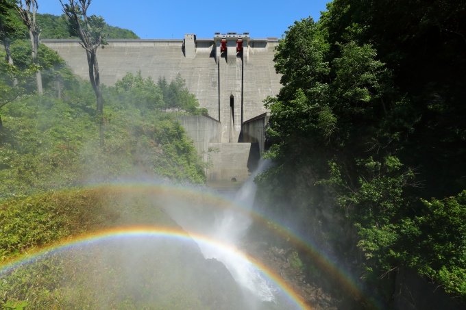 利水放流口の二重虹画像