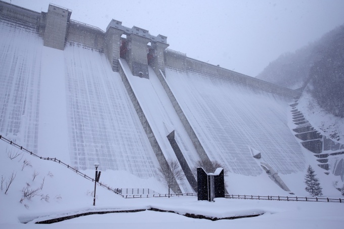 雪化粧したダム堤体画像