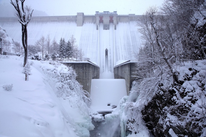 雪化粧したダム堤体画像