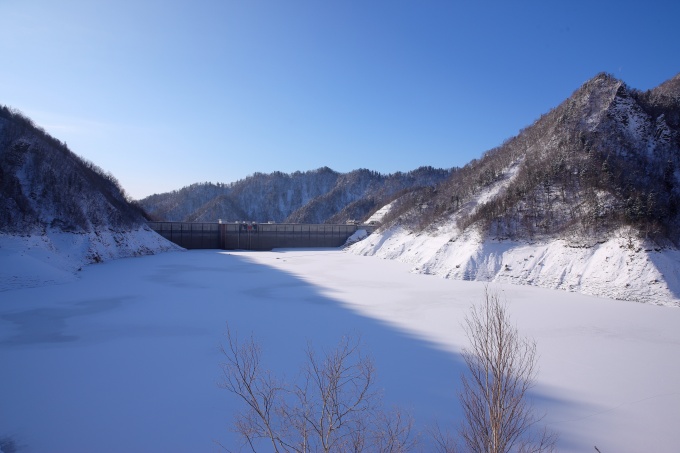 結氷した貯水池