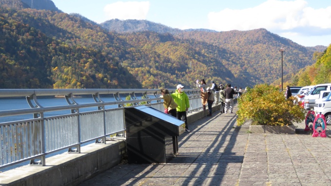 第1展望台からの風景を楽しむ人々画像