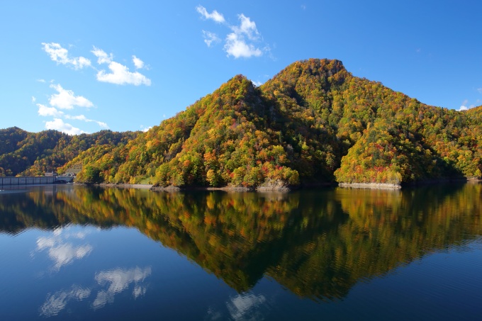 ダム湖の水面に映る山々画像