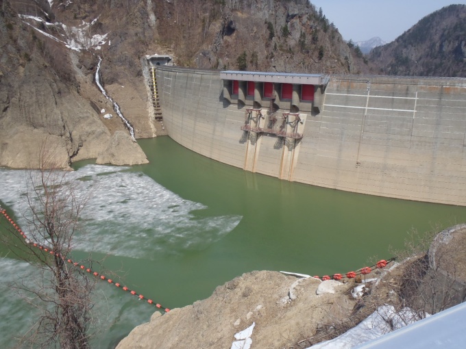 ダム湖の水位の写真