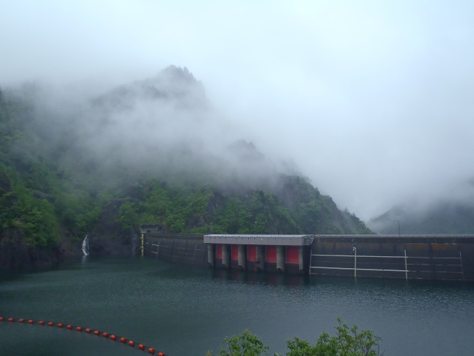 豊平峡ダム周辺の山を包む雲の写真