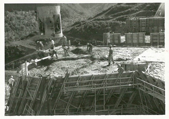 昭和40年　コンクリート打設を行う作業員の様子