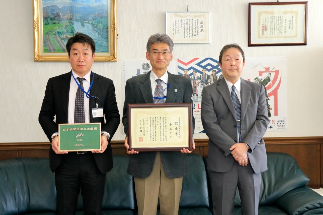 札幌開発建設部長へ認定を報告