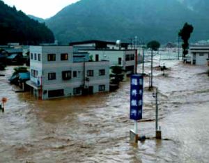 福井県足羽川における洪水被害