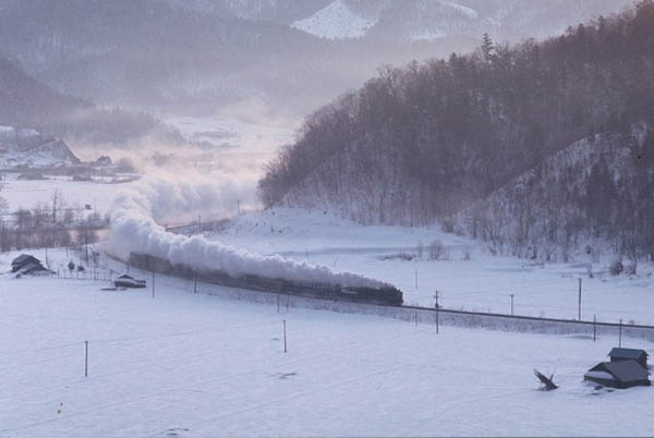 雪中を走る汽車