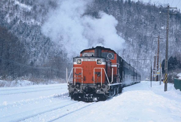 雪の中を行く汽車