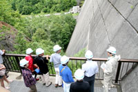 太陽と森と湖に親しむ博覧会に合わせて行われるダム見学会