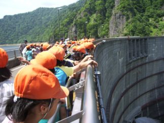 豊平峡ダム見学風景01
