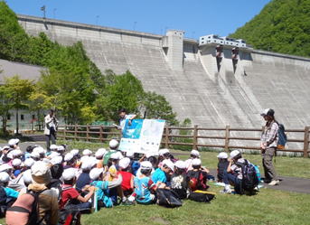 定山渓ダム見学風景02